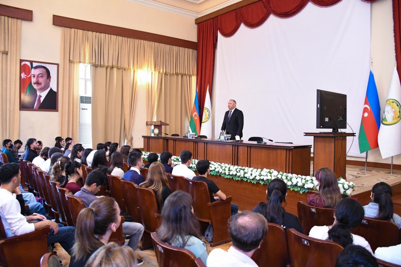 ADAU-nun rektoru I kurs tələbələrinin fikir və təkliflərini dinləyib - FOTOLAR